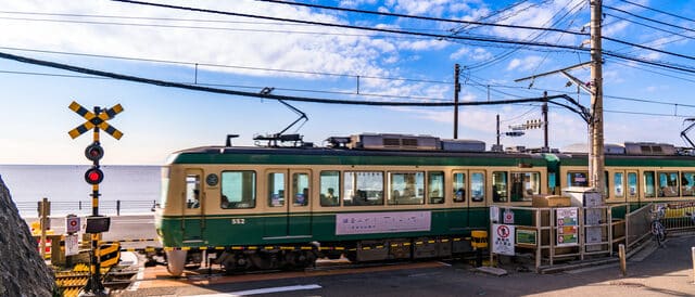 鎌倉高校前踏切 pixta 37266540 S 640x274