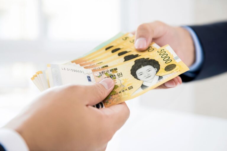 韓國購物退稅與韓元現金示意圖
