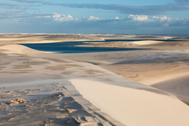 巴西 Lençóis Maranhenses 白沙丘與藍色潟湖全景